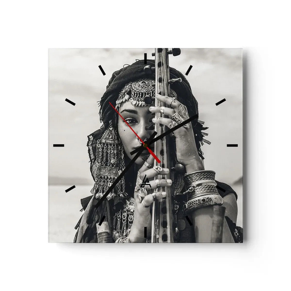 Wanduhr - Glasuhr - Porträt einer Frau mit ethnischem Schmuck, die ein Instrument in der Hand hält - 30x30cm - Die Musik des Orients selbst - Moderne Wanddekoration für Wohnzimmer und Schlafzimmer ARTTOR
