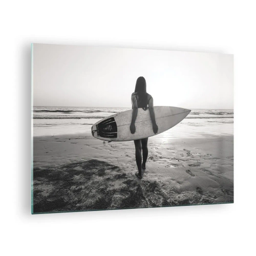 Glasbild - Bild auf glas - Frau mit Surfbrett am Strand bei Sonnenaufgang - 70x50cm - Die Tochter der Meereswelle - Moderne Wanddekoration für Wohnzimmer und Schlafzimmer ARTTOR