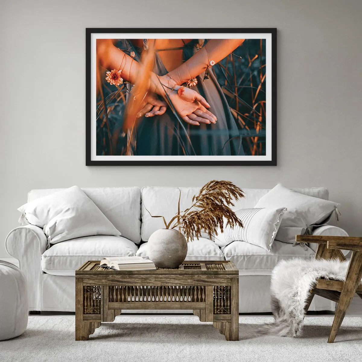 Poster in einem schwarzem Rahmen - Sinnliche Hände mit Blumen in einer natürlichen Umgebung - 70x50cm - Verbunden mit der Natur - Moderne Wanddekoration für Wohnzimmer und Schlafzimmer ARTTOR