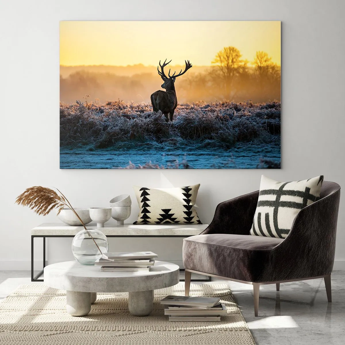 Glasbild - Bild auf glas - Hirsch an einem frostigen Morgen mit dem Sonnenaufgang im Hintergrund - 100x70cm - Gekrönt auf seinem Besitz - Moderne Wanddekoration für Wohnzimmer und Schlafzimmer ARTTOR