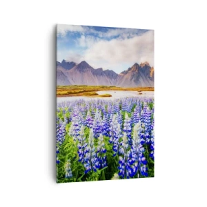 Bild auf Leinwand - Leinwandbild - Blumen in einer Berglandschaft mit malerischem Himmel - 70x100cm - Kraft und Strenge neben Sanftmut - Moderne Wanddekoration für Wohnzimmer und Schlafzimmer ARTTOR