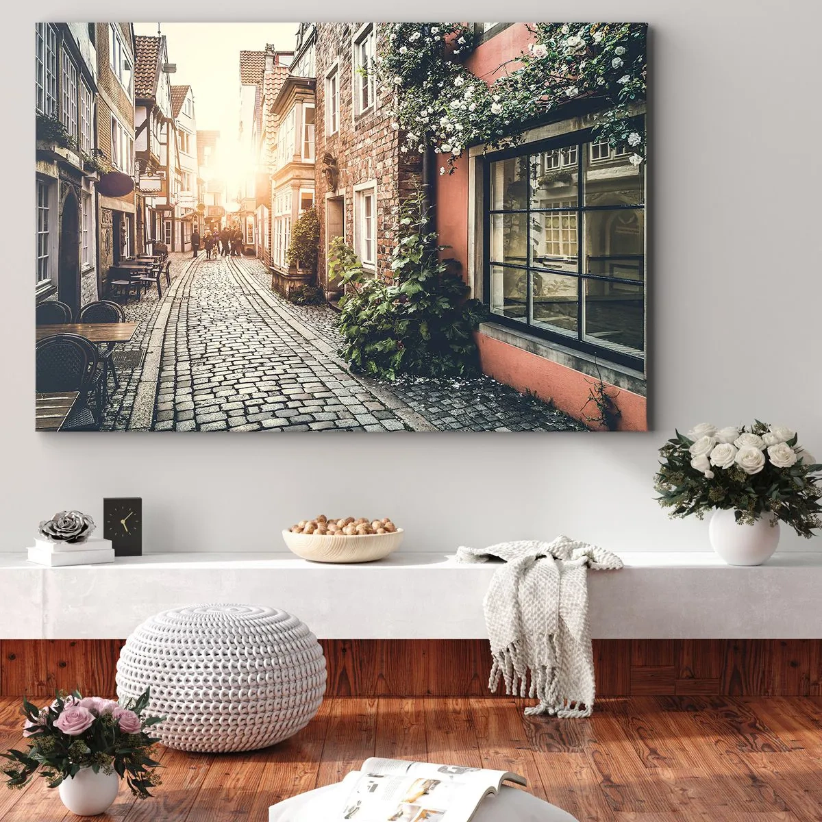 Bild auf Leinwand - Leinwandbild - Eine charmante Straße mit Steinpflaster und Blumen - 120x80cm - Rosenallee im rosa Schein - Moderne Wanddekoration für Wohnzimmer und Schlafzimmer ARTTOR
