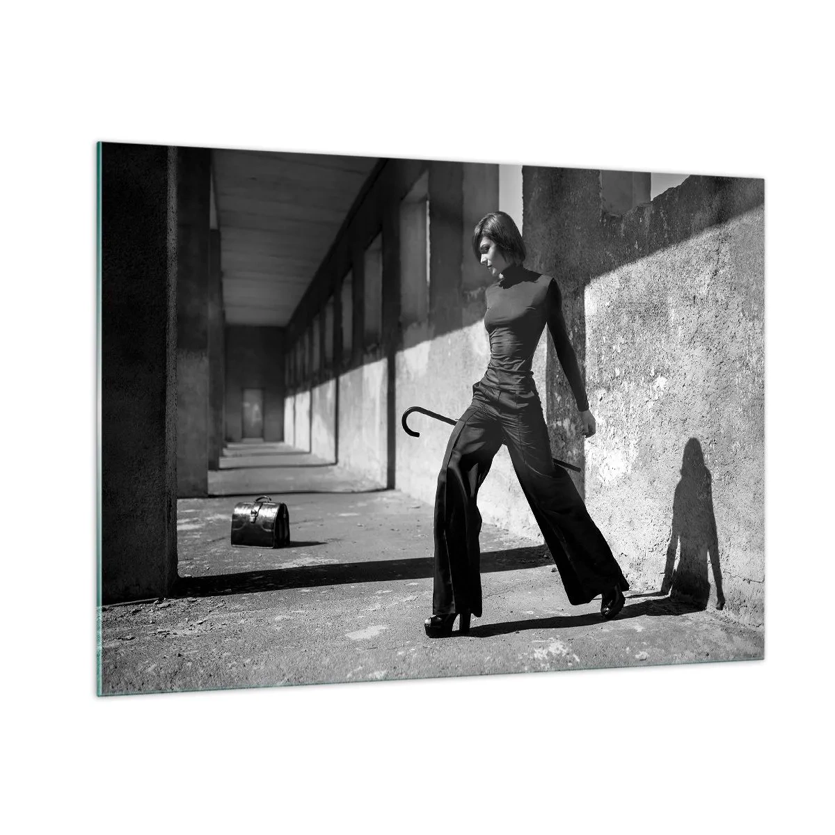 Glasbild - Bild auf glas - Schwarz-Weiß-Fotografie einer Frau in elegantem Outfit in urbaner Umgebung. - 100x70cm - Urbane Eleganz - Moderne Wanddekoration für Wohnzimmer und Schlafzimmer ARTTOR