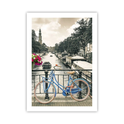 Poster - Ein blaues Fahrrad vor der Kulisse eines Kanals in Amsterdam - 50x70cm - Die Farben der Amsterdamer Straße - Moderne Wanddekoration für Wohnzimmer und Schlafzimmer ARTTOR