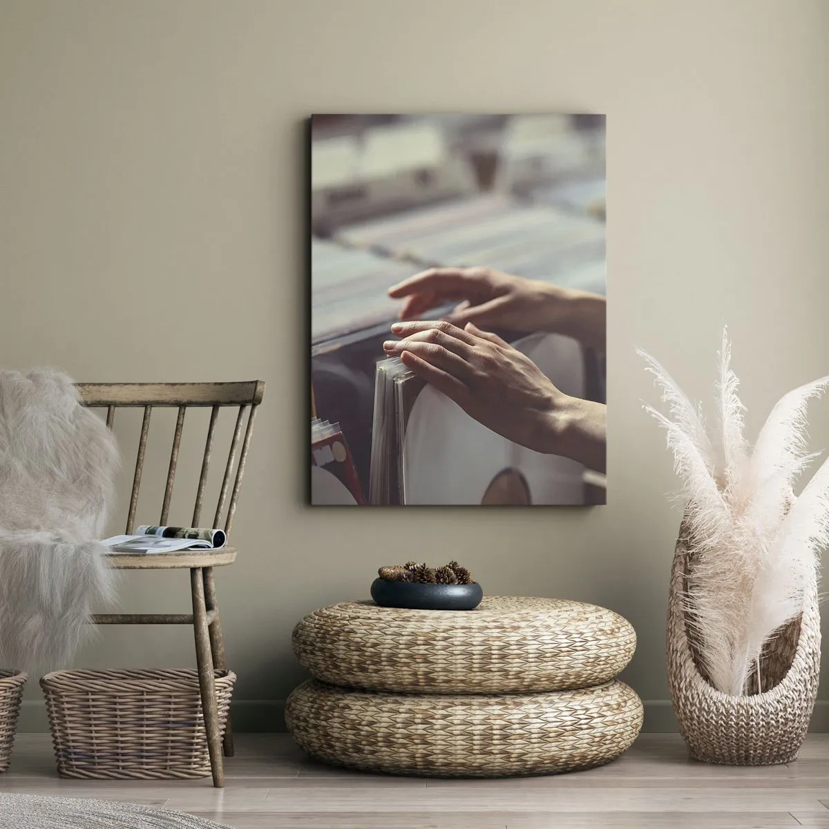 Bild auf Leinwand - Leinwandbild - Hände blättern durch eine Vinylsammlung - 50x70cm - Auf der Suche nach Emotionen - Moderne Wanddekoration für Wohnzimmer und Schlafzimmer ARTTOR
