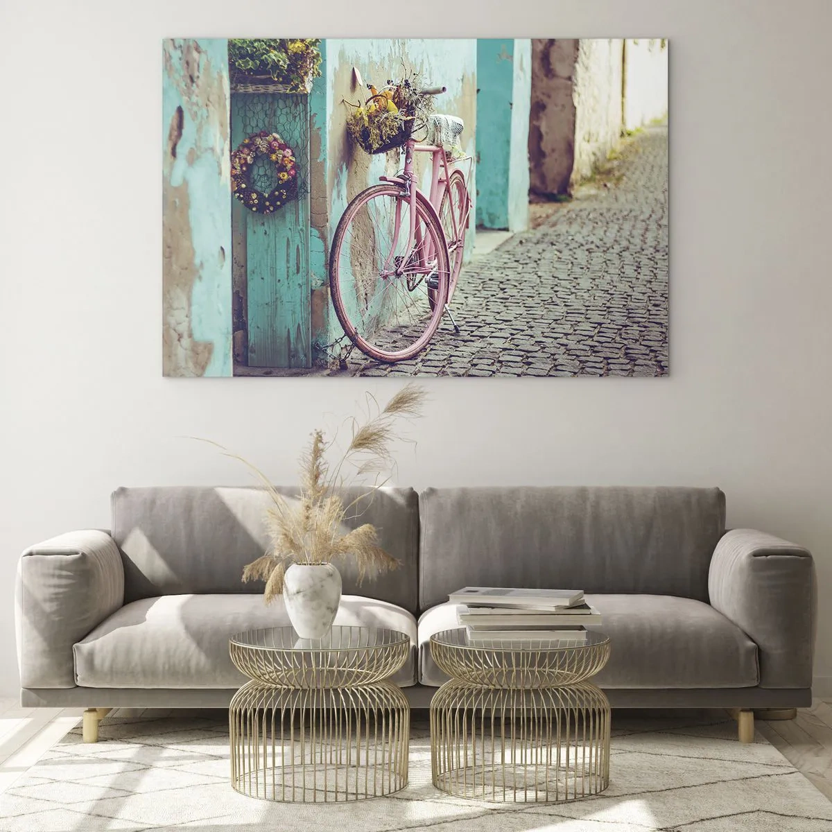 Glasbild - Bild auf glas - Ein rosa Fahrrad lehnt an einer Wand mit Blumen in Körben vor einem pastellfarbenen Hintergrund. - 120x80cm - Ich komme gleich wieder - Moderne Wanddekoration für Wohnzimmer und Schlafzimmer ARTTOR