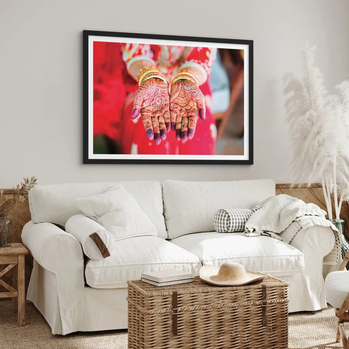 Poster in einem schwarzem Rahmen - Mit Henna verzierte Hände vor dem Hintergrund eines roten Kleides - 70x50cm - Bereit, das Glück zu fangen? - Moderne Wanddekoration für Wohnzimmer und Schlafzimmer ARTTOR
