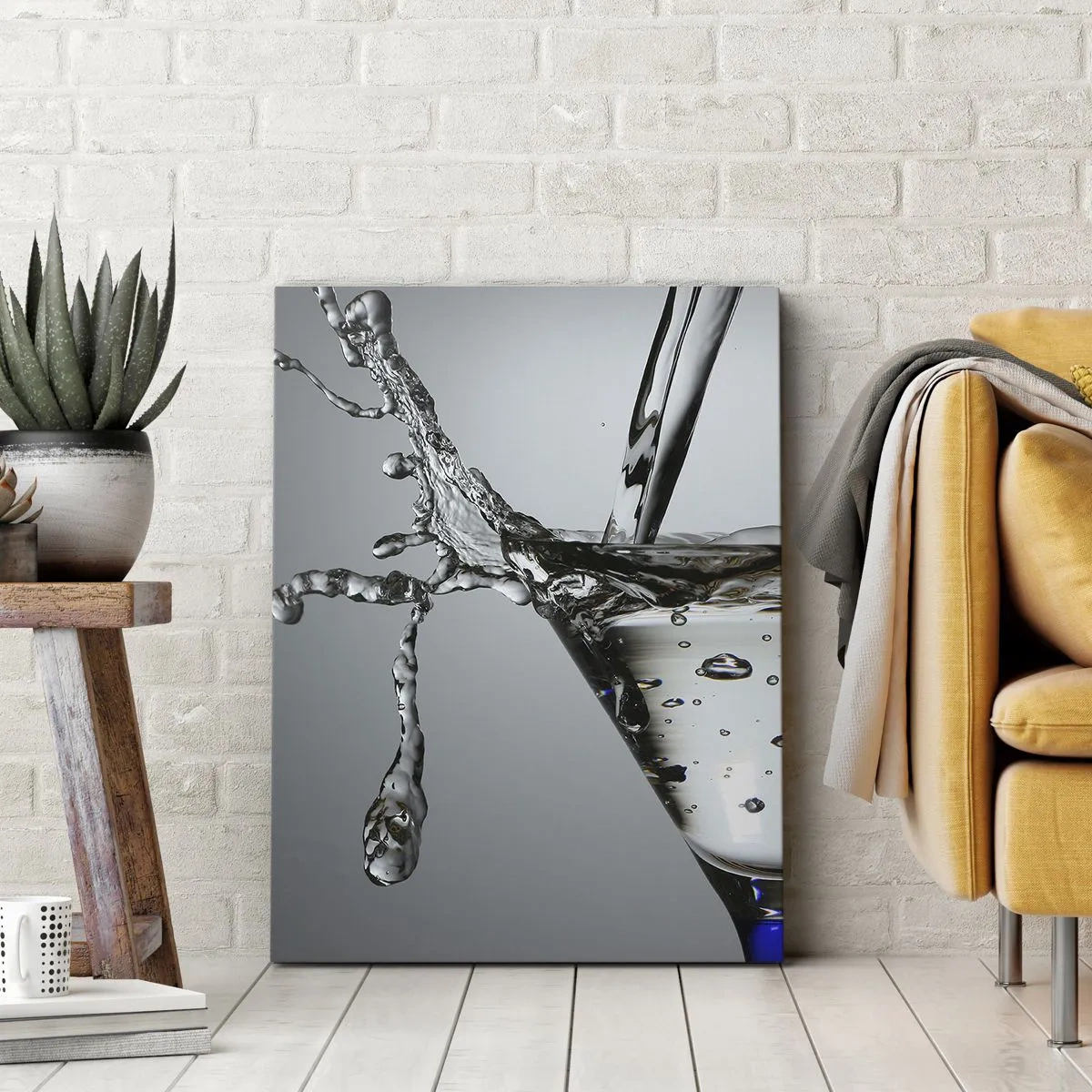 Bild auf Leinwand - Leinwandbild - Martini-Glas mit dynamischem Wasserspritzer auf hellem Hintergrund. - 50x70cm - Am Rand der Tasse - Moderne Wanddekoration für Wohnzimmer und Schlafzimmer ARTTOR