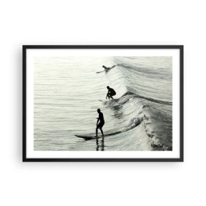 Poster in einem schwarzem Rahmen - Surfer auf den Wellen in einer monochromen Aufnahme - 70x50cm - Gegen die Welle - Moderne Wanddekoration für Wohnzimmer und Schlafzimmer ARTTOR