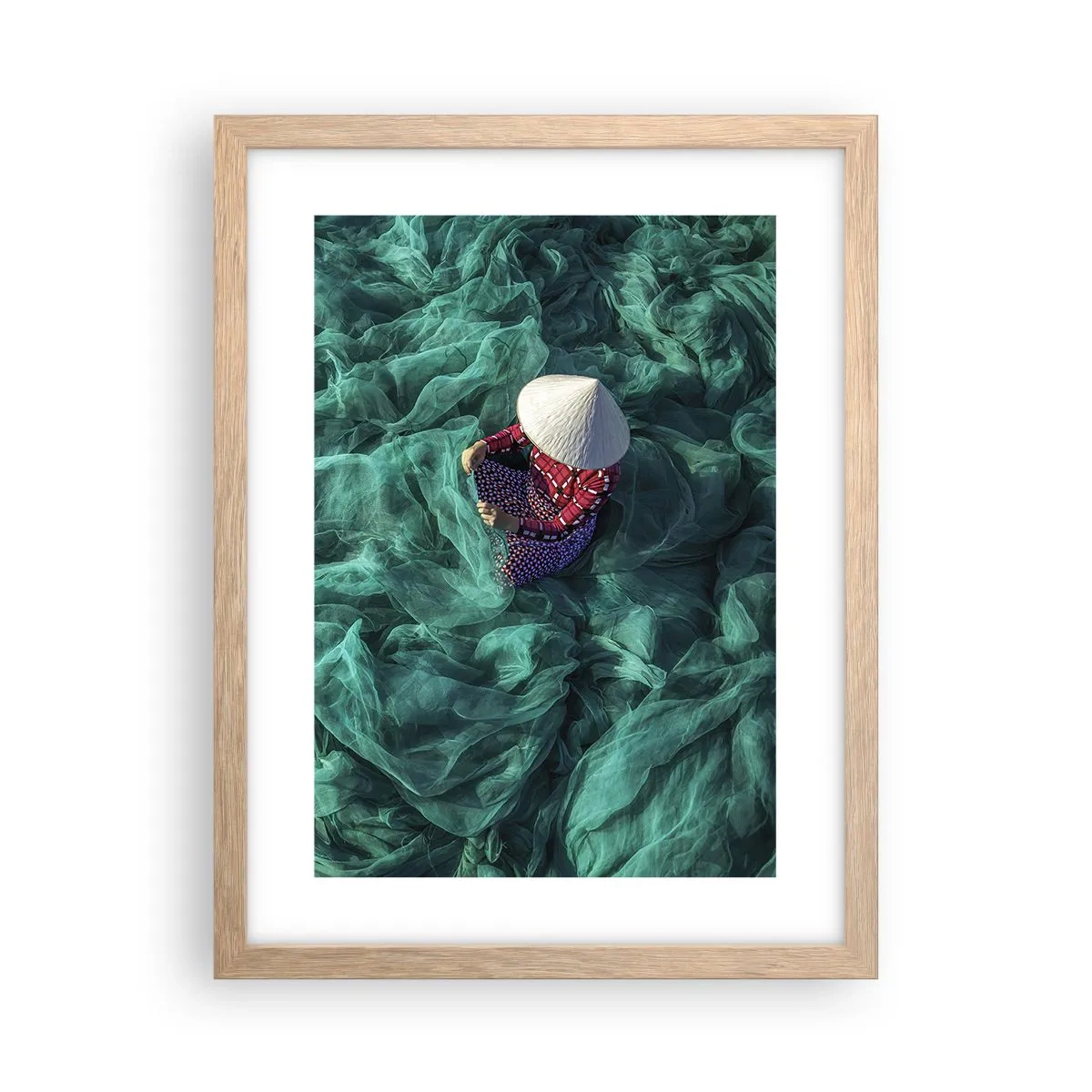 Poster in einem Rahmen aus heller Eiche - In einem Meer aus Netzen - 30x40 cm