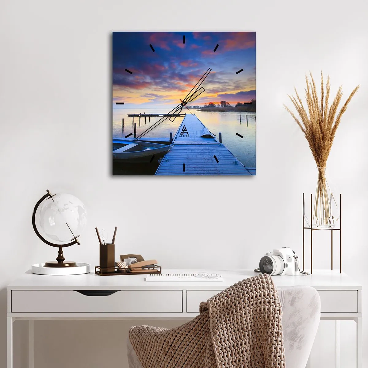 Wanduhr - Glasuhr - Ein Seesteg bei Sonnenuntergang mit einem Boot am Ufer - 30x30cm - Violett-goldene Ruhe - Moderne Wanddekoration für Wohnzimmer und Schlafzimmer ARTTOR