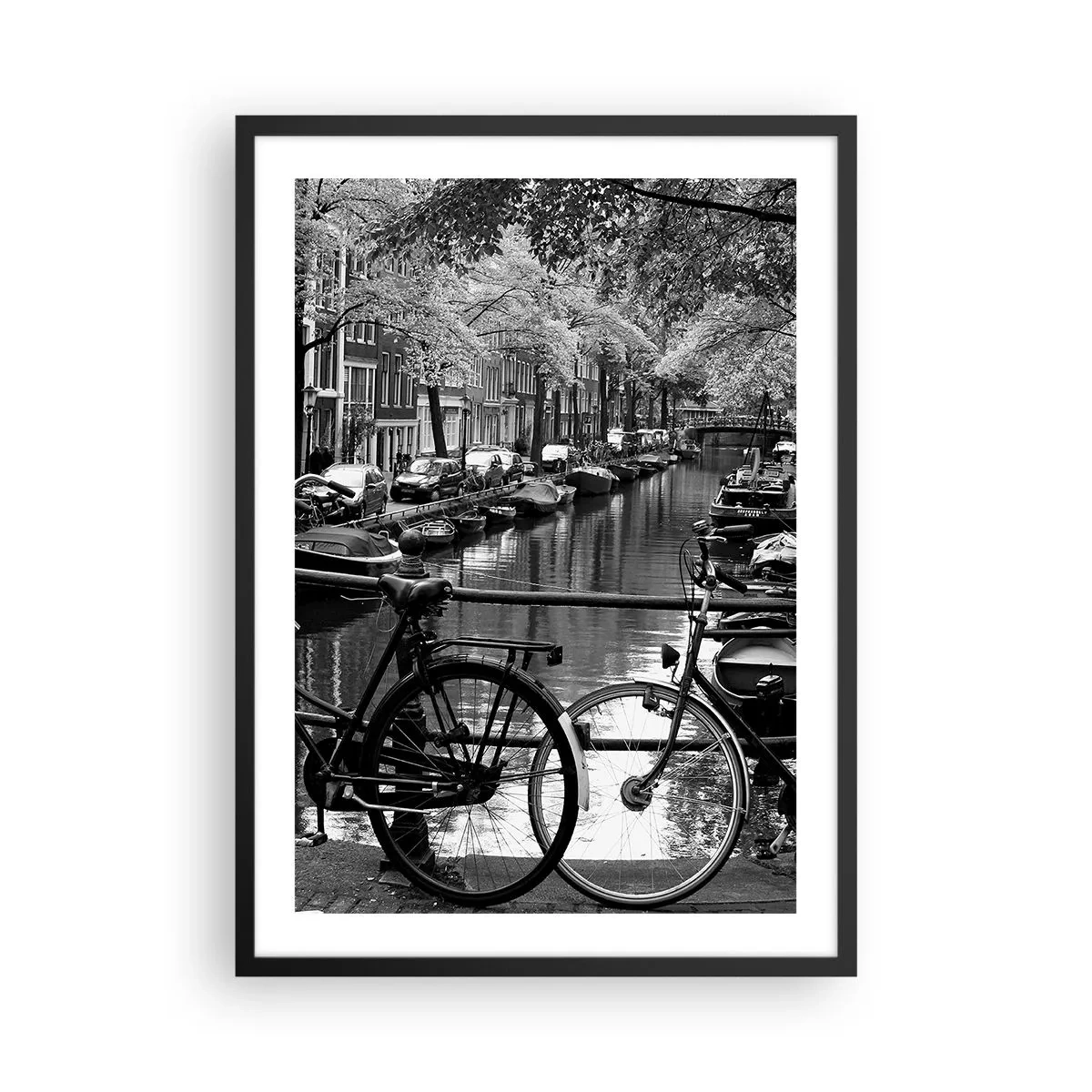 Poster in einem schwarzem Rahmen - Schwarz-Weiß-Ansicht eines Kanals mit Fahrrädern in Amsterdam - 50x70cm - Ein sehr holländischer Anblick - Moderne Wanddekoration für Wohnzimmer und Schlafzimmer ARTTOR