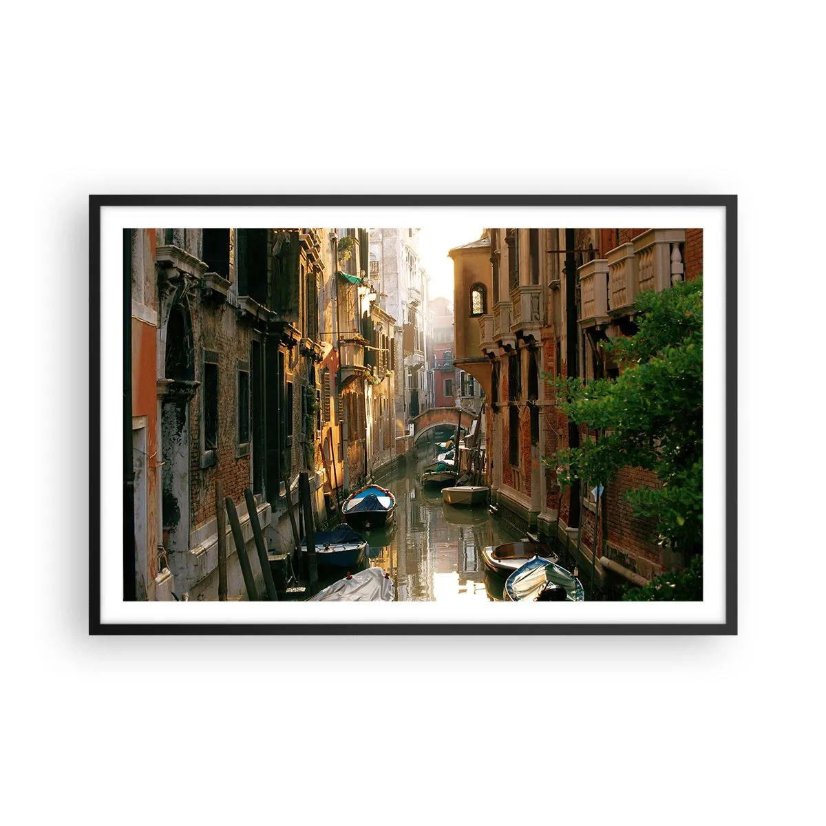 Poster in einem schwarzem Rahmen - In einer venezianischen Gasse - 91x61 cm