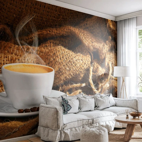Fototapete Standard Eco - Eine Tasse Kaffee gegen eine Tüte Bohnen - 100x70cm - Der Geruch von Mokka und die Dicke der Honigflüssigkeit - Moderne Wanddekoration für Wohnzimmer und Schlafzimmer ARTTOR