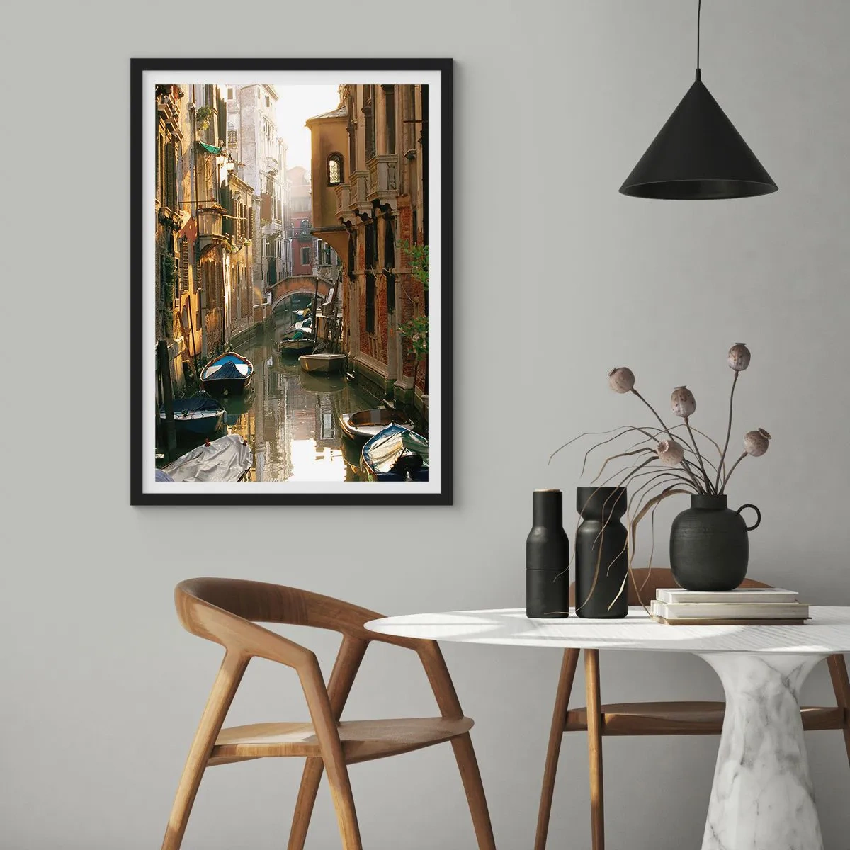 Poster in einem schwarzem Rahmen - Ein venezianischer Kanal, umgeben von historischen Mietshäusern - 50x70cm - In einer venezianischen Gasse - Moderne Wanddekoration für Wohnzimmer und Schlafzimmer ARTTOR