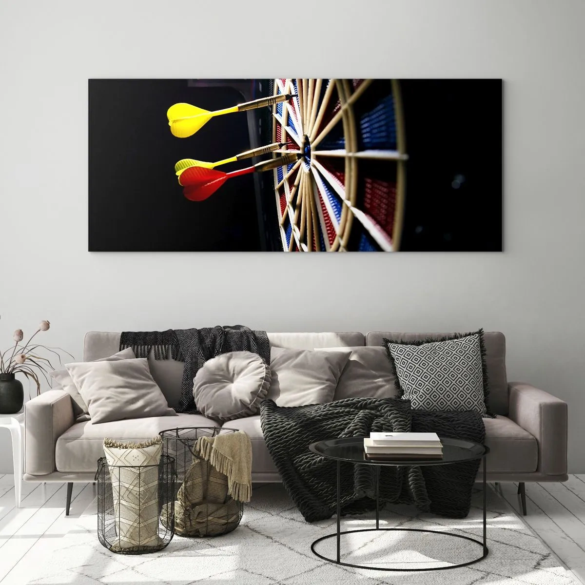 Glasbild - Bild auf glas - Eine Dartscheibe mit getroffenen Darts auf schwarzem Hintergrund - 140x50cm - Auf den Punkt gebracht - Moderne Wanddekoration für Wohnzimmer und Schlafzimmer ARTTOR