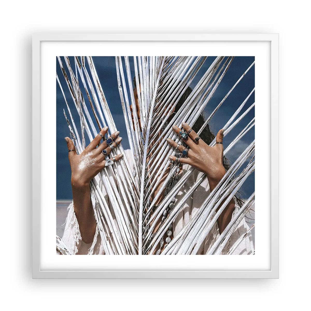 Poster in einem weißen Rahmen - Das Mädchen des Schamanen? - 50x50 cm