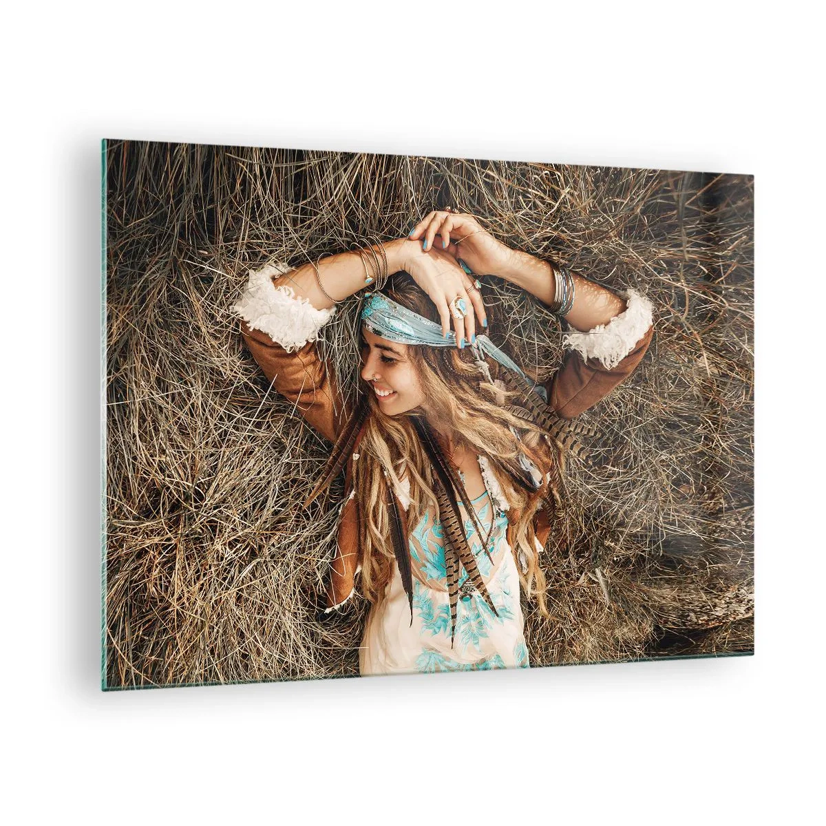 Glasbild - Bild auf glas - Frau im Boho-Stil liegt lächelnd im Heu - 70x50cm - Auf dem Weg in den Sommer der Liebe - Moderne Wanddekoration für Wohnzimmer und Schlafzimmer ARTTOR