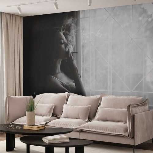 Fototapete Premium Sand - Frau raucht eine Zigarette am Fenster in Schwarzweiß - 100x70cm - Sinnlicher Moment - Moderne Wanddekoration für Wohnzimmer und Schlafzimmer ARTTOR