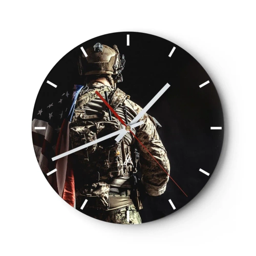 Wanduhr - Glasuhr - Ein Soldat in Uniform mit Rucksack und Flagge vor dunklem Hintergrund - 30x30cm - Darum - Moderne Wanddekoration für Wohnzimmer, Küche und Schlafzimmer ARTTOR