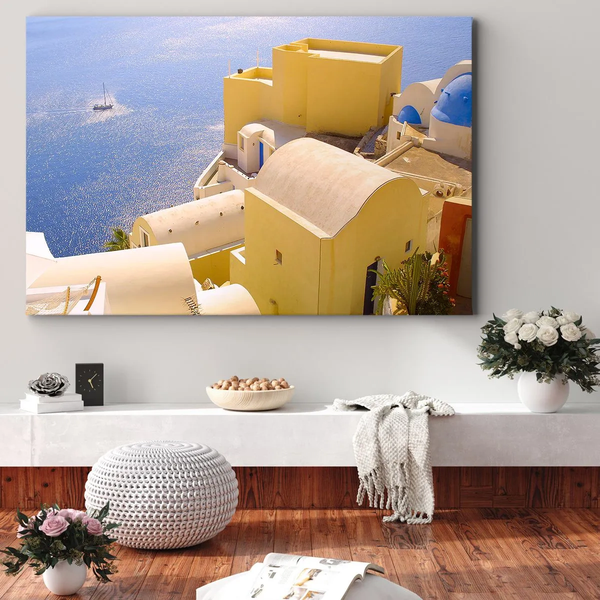 Bild auf Leinwand - Leinwandbild - Griechische Architektur mit Meerblick und einem Boot im Hintergrund - 120x80cm - Griechische Landschaft in Weiß und Blau - Moderne Wanddekoration für Wohnzimmer und Schlafzimmer ARTTOR