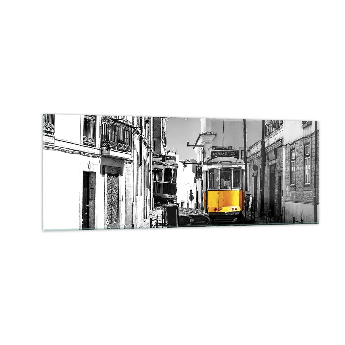 Glasbild - Bild auf glas - Eine gelbe Straßenbahn auf den Straßen von Lissabon in einer monochromen Umgebung - 140x50cm - Der Geist von Lissabon - Moderne Wanddekoration für Wohnzimmer und Schlafzimmer ARTTOR