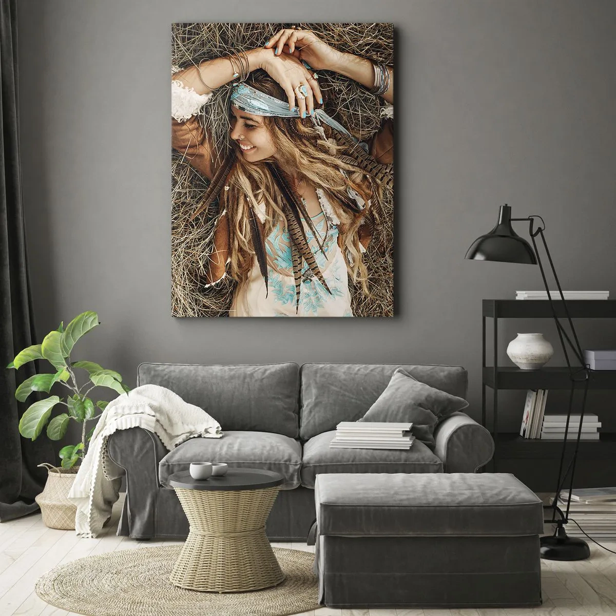 Bild auf Leinwand - Leinwandbild - Frau im Boho-Stil liegt auf Heu - 80x120cm - Auf dem Weg in den Sommer der Liebe - Moderne Wanddekoration für Wohnzimmer und Schlafzimmer ARTTOR
