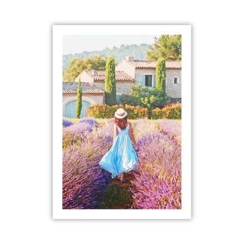 Poster - Eine Frau in einem blauen Kleid geht durch ein Lavendelfeld. - 50x70cm - Lavendel Mädchen - Moderne Wanddekoration für Wohnzimmer und Schlafzimmer ARTTOR