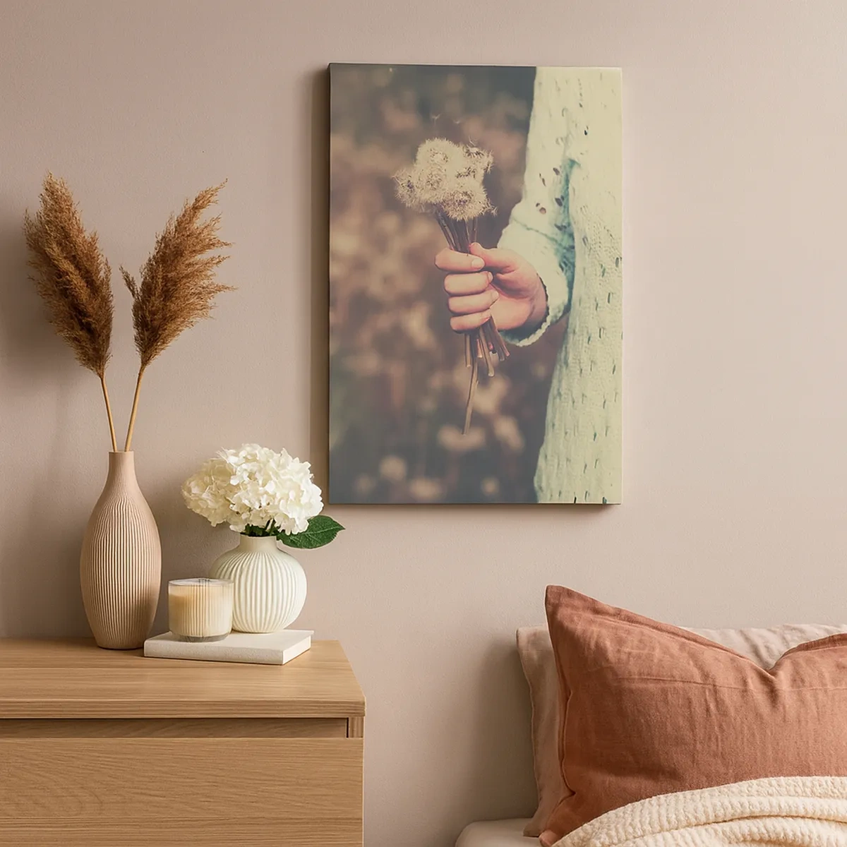 Bild auf Leinwand - Leinwandbild - Eine Hand hält Löwenzahn vor dem unscharfen Hintergrund eines Feldes voller Blumen. - 50x70cm - Bitte behalte sie - Moderne Wanddekoration für Wohnzimmer und Schlafzimmer ARTTOR