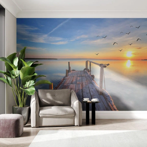 Fototapete Premium Canvas - Lauf direkt der Sonne entgegen - Landschaft, See, Holzbrücke - 200x140 cm