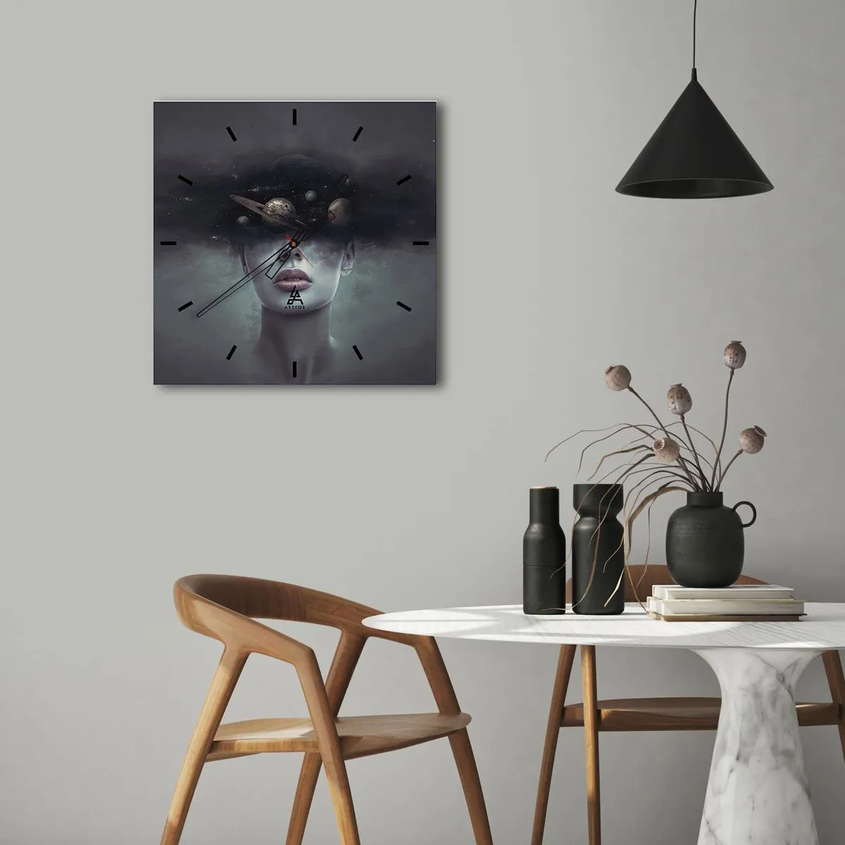Wanduhr - Glasuhr - Ein Frauengesicht mit einem Planeten- und Weltraummotiv im Hintergrund - 30x30cm - Und die Planeten spielen verrückt ... - Moderne Wanddekoration für Wohnzimmer und Schlafzimmer ARTTOR