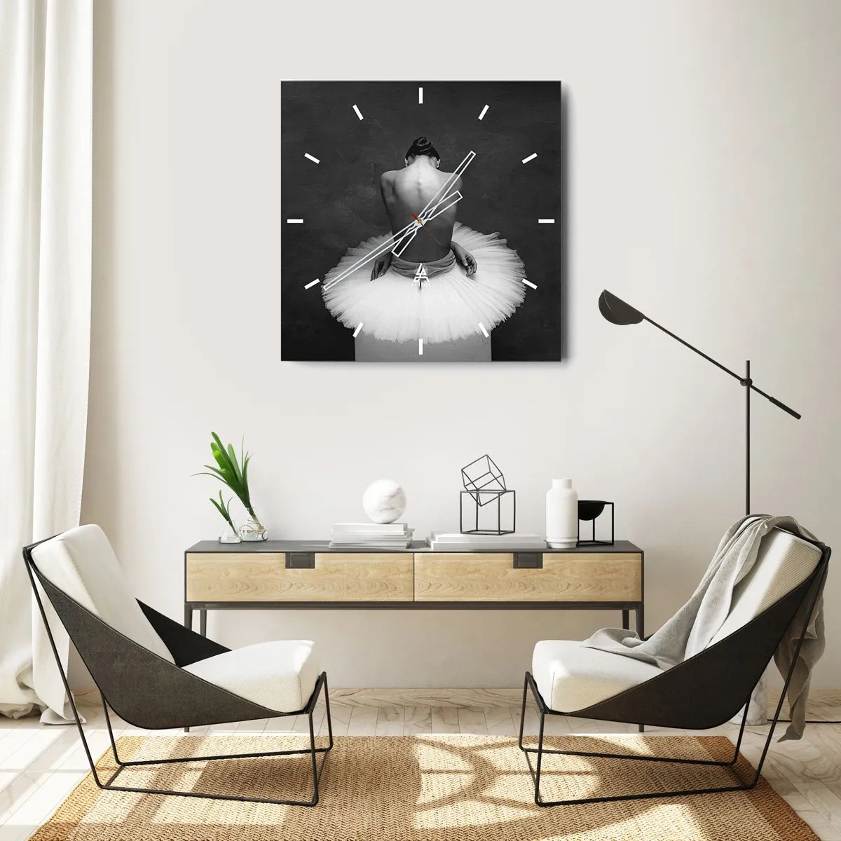 Wanduhr - Glasuhr - Eine Balletttänzerin in klassischer Pose vor dunklem Hintergrund. - 30x30cm - Es blüht gerade - Moderne Wanddekoration für Wohnzimmer und Schlafzimmer ARTTOR