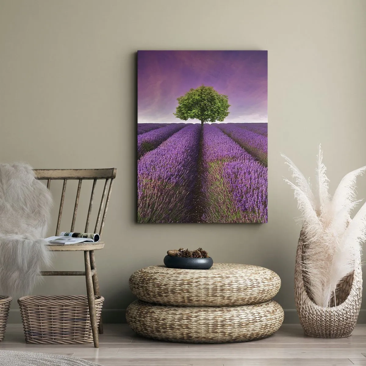 Bild auf Leinwand - Leinwandbild - Ein Lavendelfeld mit einem einsamen Baum und einem violetten Himmel - 70x100cm - Auf Lavendelfeldern - Moderne Wanddekoration für Wohnzimmer und Schlafzimmer ARTTOR