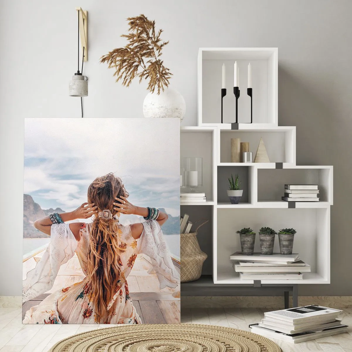 Glasbild - Bild auf glas - Frau auf einem Boot mit Blick auf die Berge und das Wasser, Boho-Stil - 70x100cm - Auf dem Weg zum Glück - Moderne Wanddekoration für Wohnzimmer und Schlafzimmer ARTTOR