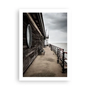 Poster - Holzsteg mit Bänken am ruhigen Meer - 50x70cm - Die Zeit blieb stehen - Moderne Wanddekoration für Wohnzimmer und Schlafzimmer ARTTOR