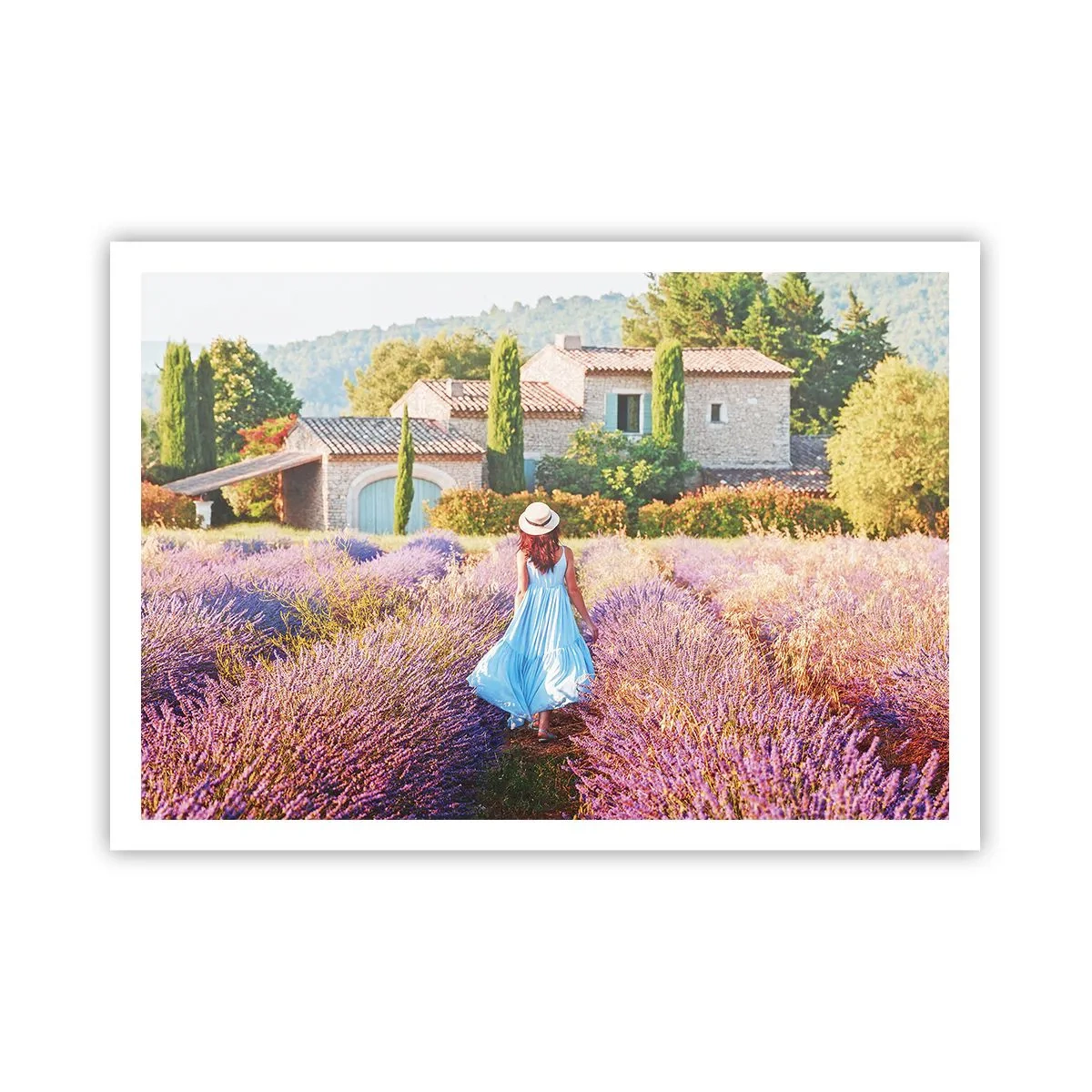 Poster - Eine Frau in einem blauen Kleid geht durch ein Lavendelfeld mit Blick auf ein Haus. - 100x70cm - Lavendel Mädchen - Moderne Wanddekoration für Wohnzimmer und Schlafzimmer ARTTOR