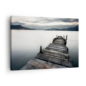 Bild auf Leinwand - Leinwandbild - Eine Holzbrücke, die zu einem ruhigen See führt - 70x50cm - Tauchen Sie ein in Ruhe - Moderne Wanddekoration für Wohnzimmer und Schlafzimmer ARTTOR