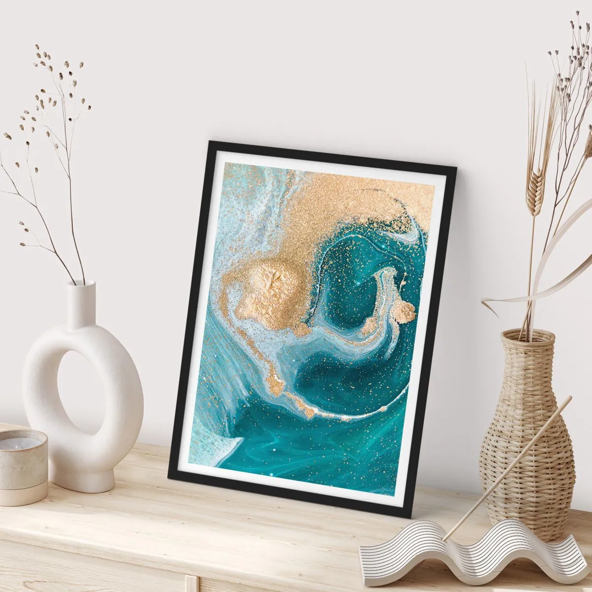 Poster in einem schwarzem Rahmen - Ein Strudel aus Gold und Türkis - 30x40 cm