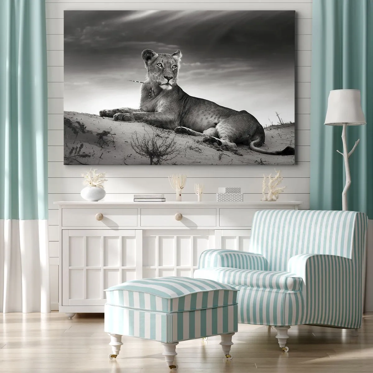 Bild auf Leinwand - Leinwandbild - Schwarz-Weiß-Porträt einer Löwin in der Savanne - 70x50cm - Die Königin der Wüstenruhe - Moderne Wanddekoration für Wohnzimmer und Schlafzimmer ARTTOR