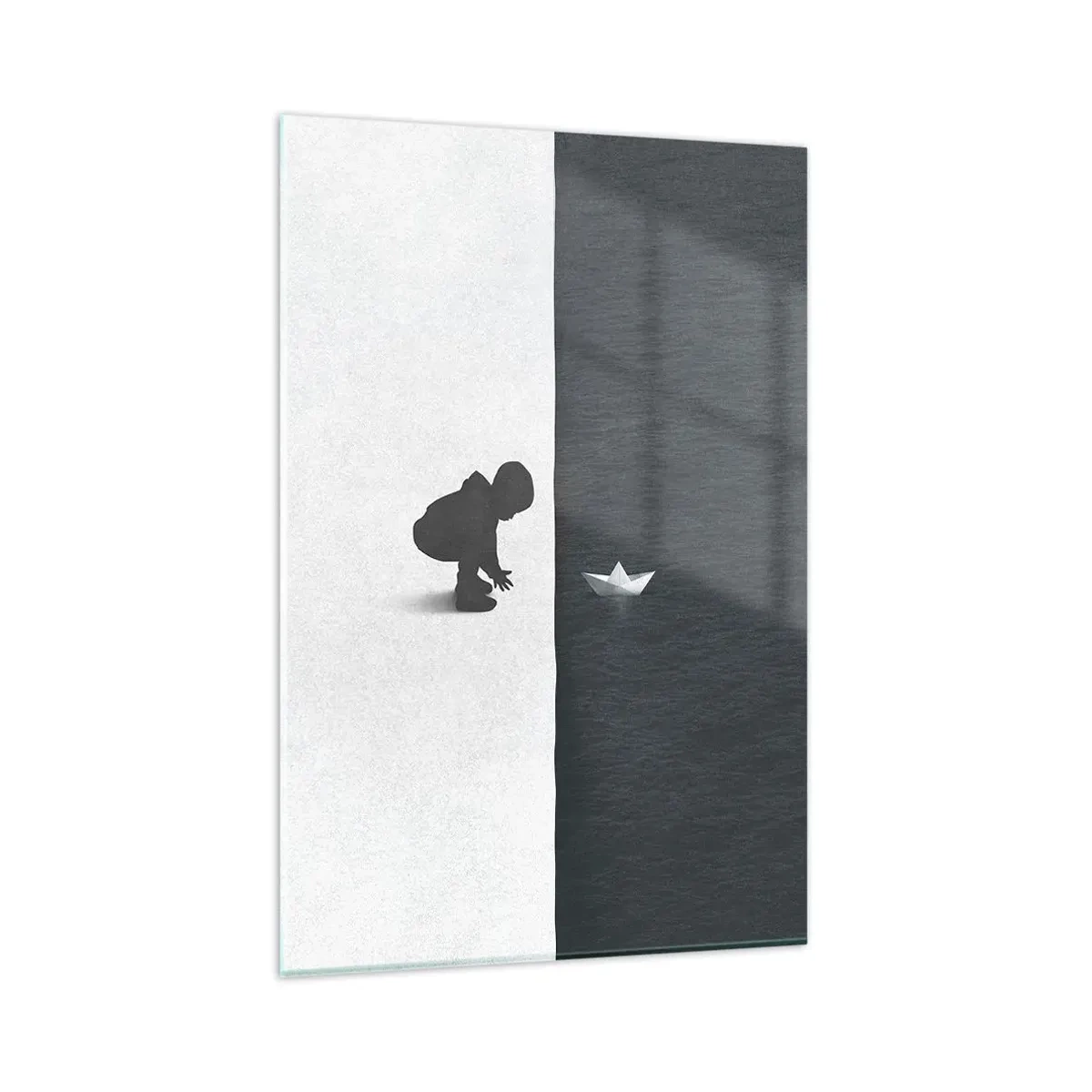 Glasbild - Bild auf glas - Eine Kinderfigur mit einem Papierboot vor einem Hintergrund aus kontrastierenden Hälften - 80x120cm - Tolle Expedition - Moderne Wanddekoration für Wohnzimmer und Schlafzimmer ARTTOR