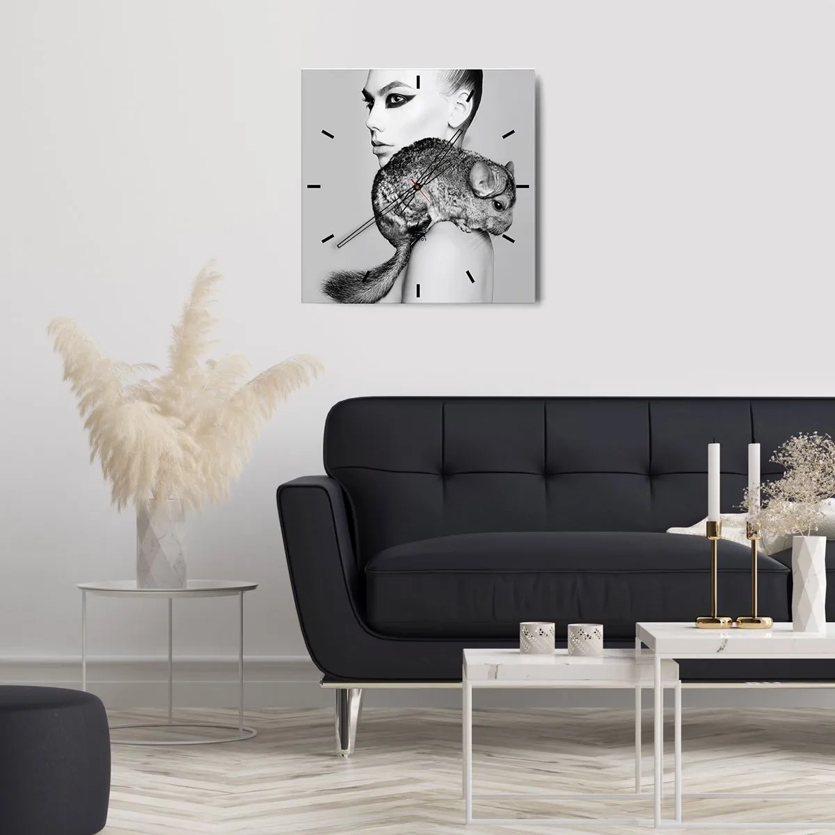 Wanduhr - Glasuhr - Stilisierte Frau mit einem Chinchilla in einer eleganten Schwarz-Weiß-Komposition - 30x30cm - Dame mit einem Chinchilla - Moderne Wanddekoration für Wohnzimmer und Schlafzimmer ARTTOR