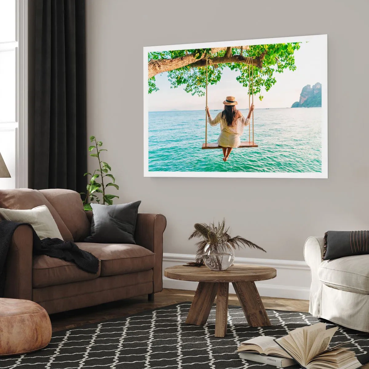 Poster - Frau auf einer Schaukel am Meer in einer tropischen Landschaft - 100x70cm - Das Leben ist wunderschön - Moderne Wanddekoration für Wohnzimmer und Schlafzimmer ARTTOR