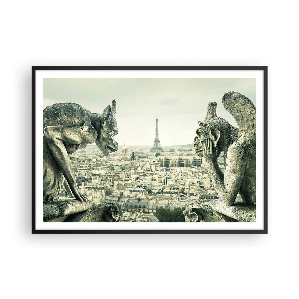 Poster in einem schwarzem Rahmen - Wasserspeier mit Blick auf die Skyline von Paris und den Eiffelturm - 100x70cm - Pariser Plaudern - Moderne Wanddekoration für Wohnzimmer und Schlafzimmer ARTTOR