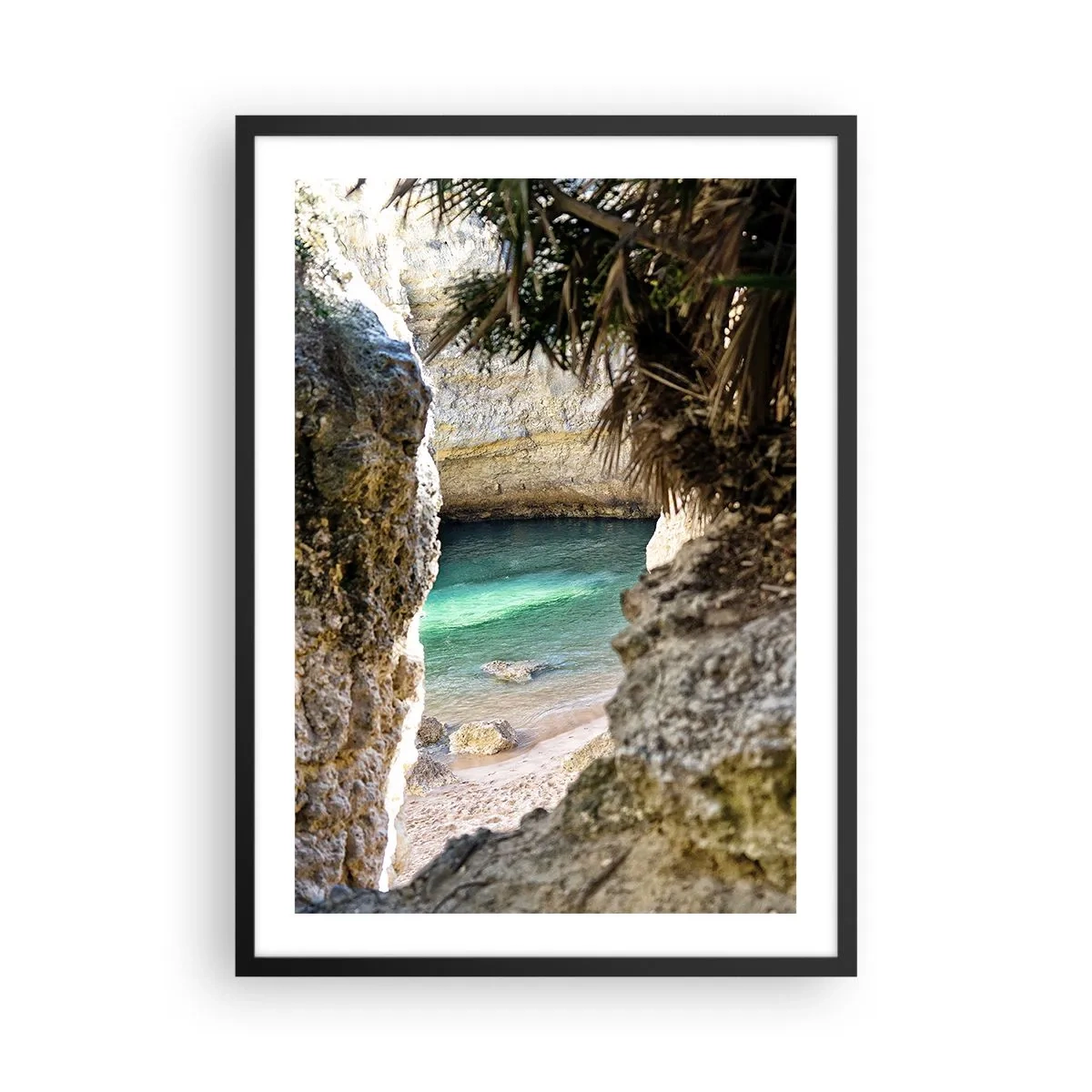 Poster in einem schwarzem Rahmen - Blick durch eine Felsspalte auf den versteckten Strand - 50x70cm - Türkisfarbene Bucht - Moderne Wanddekoration für Wohnzimmer und Schlafzimmer ARTTOR