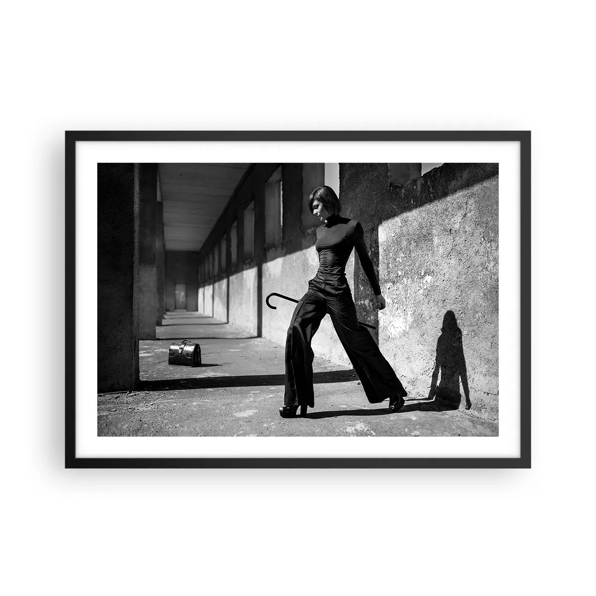 Poster in einem schwarzem Rahmen - Stilvolle Frau in einem industriellen Umfeld - 70x50cm - Urbane Eleganz - Moderne Wanddekoration für Wohnzimmer und Schlafzimmer ARTTOR