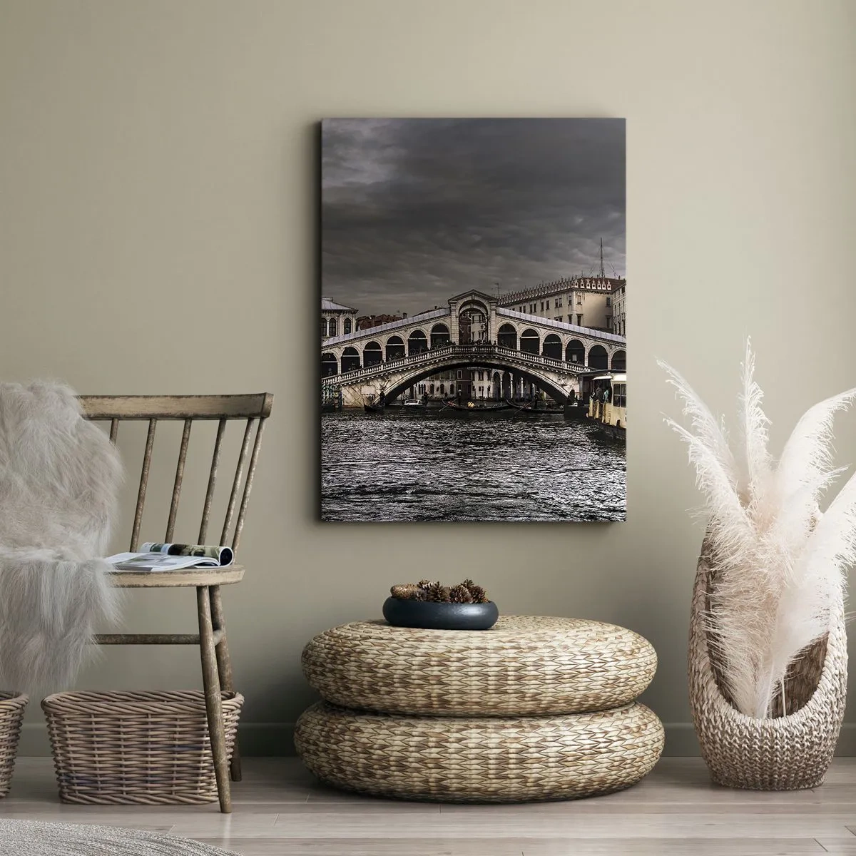 Bild auf Leinwand - Leinwandbild - Rialtobrücke in Venedig über den Canal Grande, klassische Architektur. - 50x70cm - Das Versprechen eines venezianischen Abends - Moderne Wanddekoration für Wohnzimmer und Schlafzimmer ARTTOR