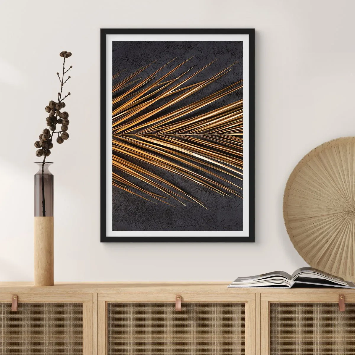 Poster in einem schwarzem Rahmen - Goldene Blätter auf dunklem Hintergrund - 50x70cm - Das Gold der Tropen - Moderne Wanddekoration für Wohnzimmer und Schlafzimmer ARTTOR