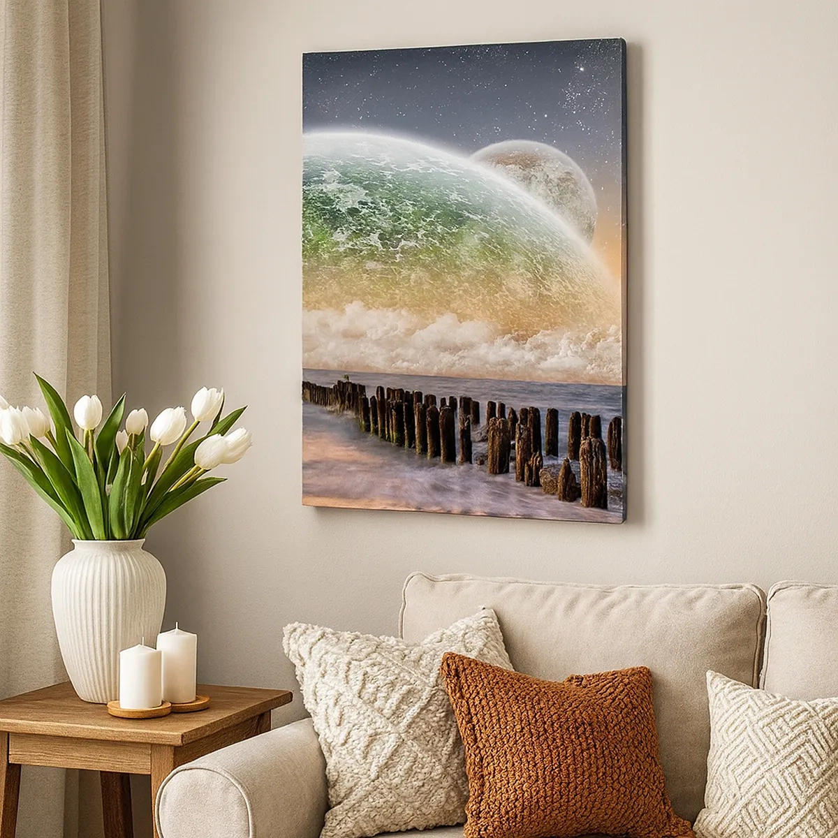 Bild auf Leinwand - Leinwandbild - Eine fantastische Landschaft mit einem großen Planeten über dem Meer und einem Holzsteg. - 50x70cm - Und die Welt tauchte aus dem Wasser auf - Moderne Wanddekoration für Wohnzimmer und Schlafzimmer ARTTOR