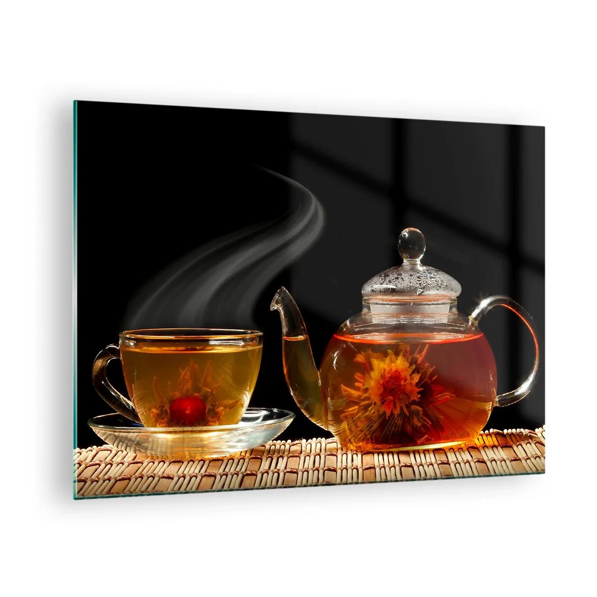 Glasbild - Bild auf glas - Eine Glaskanne und eine Tasse Tee mit einer Blume auf schwarzem Hintergrund - 70x50cm - Die Magie und Kunst des Teezubereitens - Moderne Wanddekoration für Wohnzimmer und Schlafzimmer ARTTOR