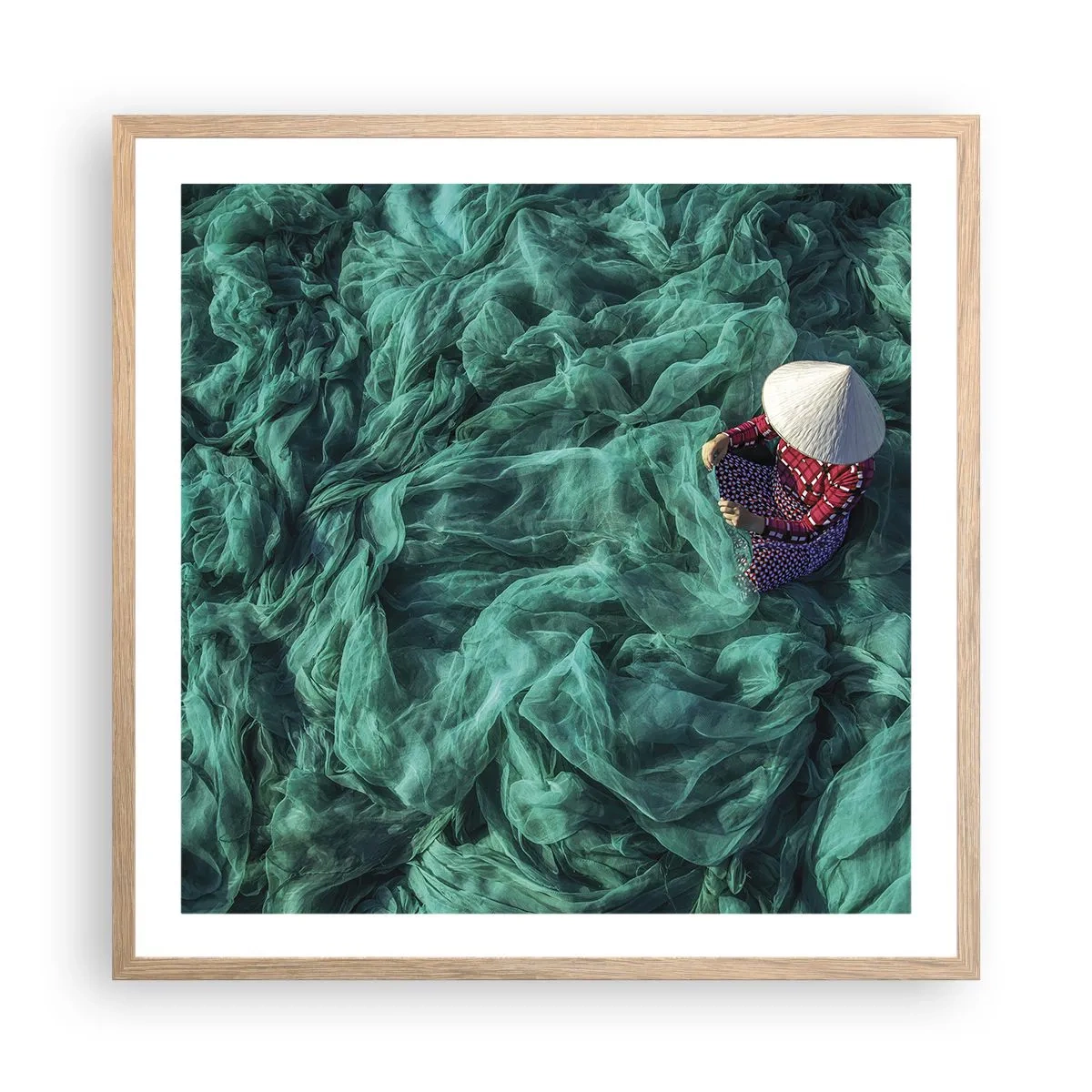 Poster in einem Rahmen aus heller Eiche - In einem Meer aus Netzen - 60x60 cm